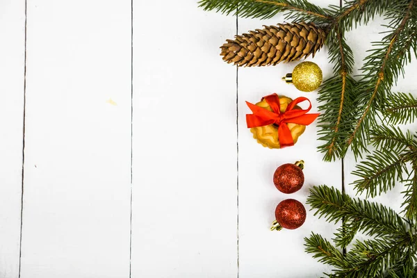 Galleta de Navidad, rama de abeto y bolas. Frontera . —  Fotos de Stock