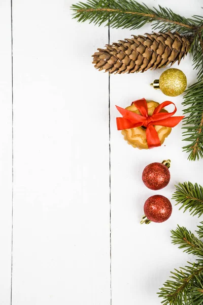 Kerst cookie, vuren tak en ballen. — Stockfoto