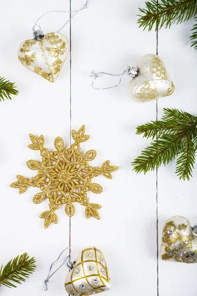 Boules de Noël et branches d'épinette — Photo