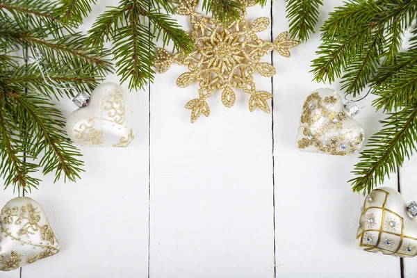 Boules de Noël et branches d'épinette — Photo