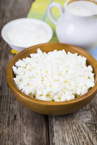 Süzme peynir, ekşi krema ve süt 
