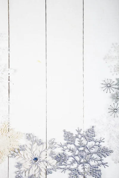 在一个木制的背景上的银色雪花 — 图库照片