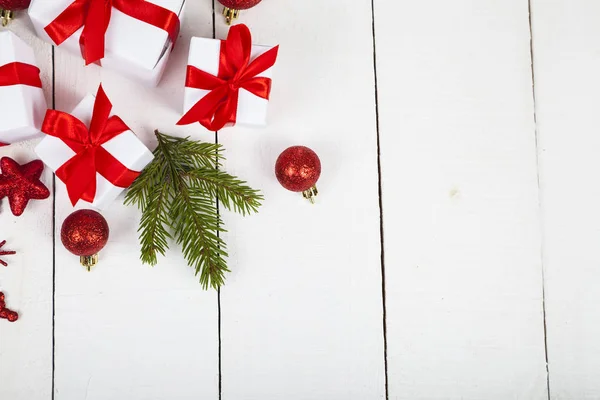 Geschenke mit roten Schleifen und Weihnachtsdekoration — Stockfoto