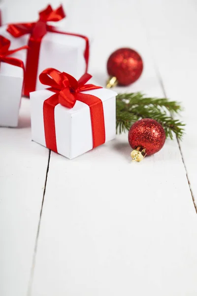 Piros íjak és karácsonyi díszek, ajándékok — Stock Fotó