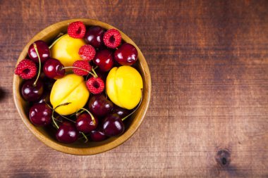 Bir tabak içinde olgun çilek 