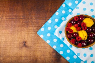 Bir tabak içinde olgun çilek 