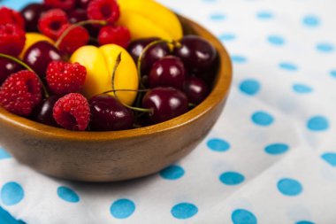 Bir tabak içinde olgun çilek 