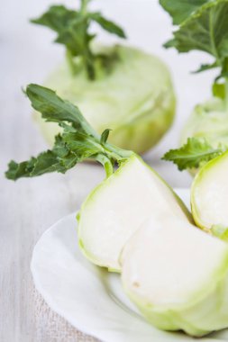 Ahşap bir masa üzerinde yetiştirilmektedir.