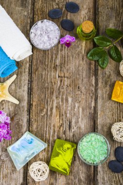 Spa uygulamaları eski ahşap masa.