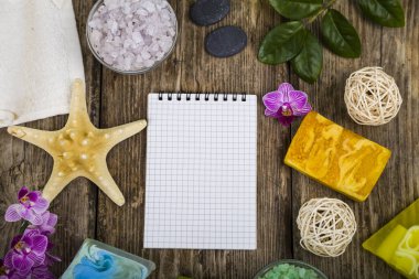 Spa uygulamaları eski ahşap masa.