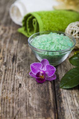 Spa uygulamaları eski ahşap masa.