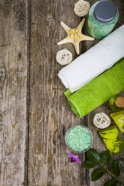 Spa uygulamaları eski ahşap masa.