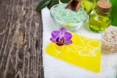 Spa uygulamaları eski ahşap masa. 