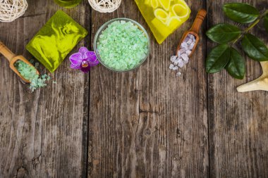 Spa uygulamaları eski ahşap masa. 