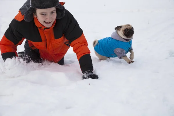 Pojke och hund promenader i vinter — Stockfoto