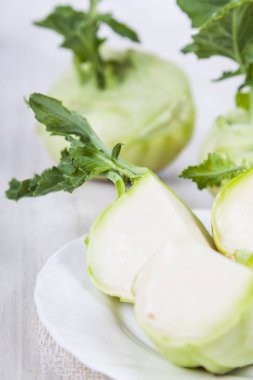 Ahşap bir masa üzerinde yetiştirilmektedir.