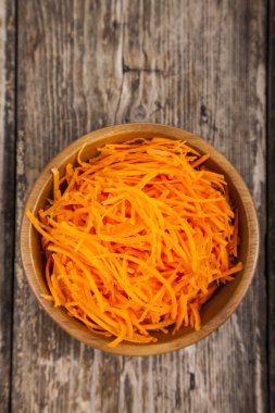 Bir kapta havuç rendeleyin  