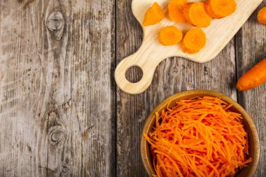 Bir kapta havuç rendeleyin  