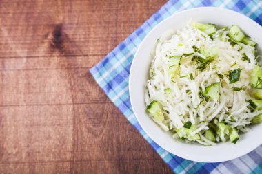 Salata sarımsak, salatalık ve dereotu ile. 