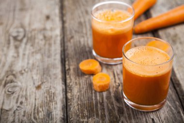 havuç suyu ahşap bir masa üzerinde.  