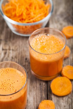 havuç suyu ahşap bir masa üzerinde.  