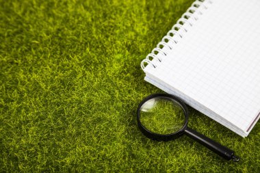 Defter, Büyüteç'i ve yeşil yaprakları 