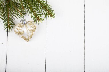 Noel topları kalpleri ve Ladin dalları şeklinde  