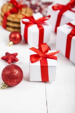 Noel kurabiyeleri ve bir kırmızı yay ile bir kutu.