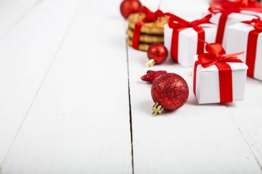 Noel kurabiyeleri ve bir kırmızı yay ile bir kutu.