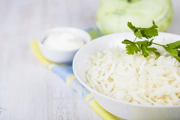 Salada com couve-rábano. Comida vegetariana . — Fotografia de Stock