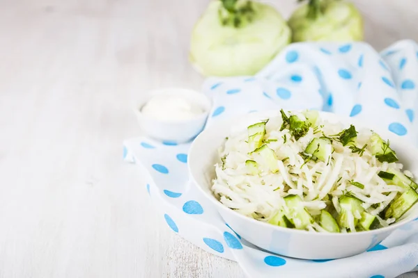 Salat mit Kohlrabi, Gurke und Dill. — Stockfoto