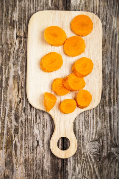 Gesneden wortelen op een snijplank — Stockfoto