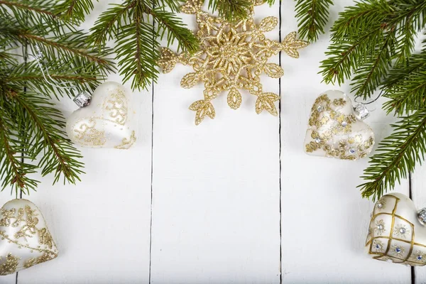 Bolas de Natal em forma de corações e ramos de abeto — Fotografia de Stock