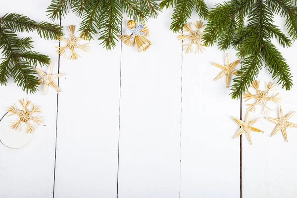 Flocos de neve castanhos e ramos de abeto — Fotografia de Stock