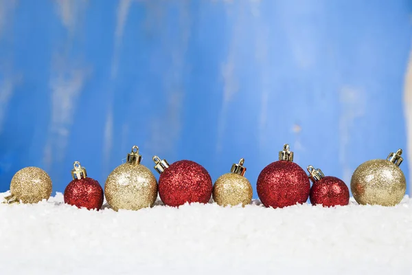 雪の上の赤と金色のクリスマス ボール — ストック写真