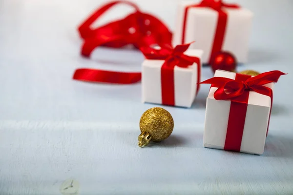 蓝色木制 b 的红色蝴蝶结和圣诞装饰品礼物 — 图库照片