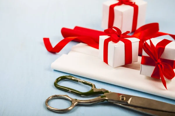 Verpakking van kerstcadeaus. — Stockfoto