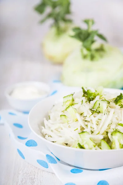 Salada com couve-rábano, pepino e endro . — Fotografia de Stock