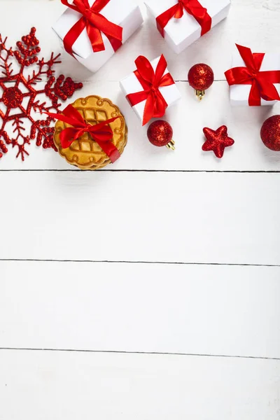 Biscoito de Natal, ramo de abeto, presente e bolas . — Fotografia de Stock