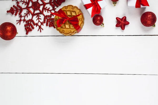 크리스마스 쿠키, 가문비나무 지점, 선물 및 공. — 스톡 사진