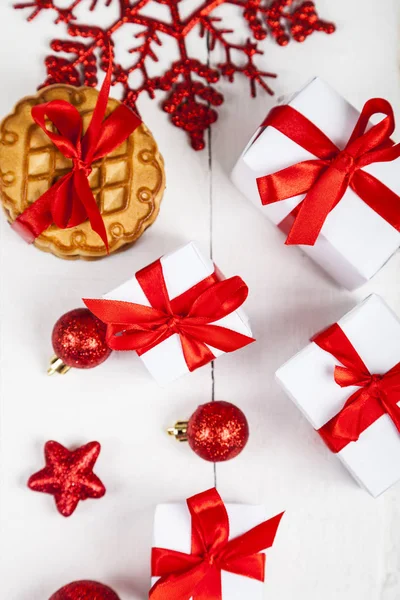 Christmas cookie, spruce gren, gåva och bollar. — Stockfoto