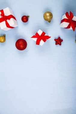 Hediyeler kırmızı ok ve Noel süsleri 