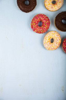 Ahşap arka plan üzerinde renkli donut. 
