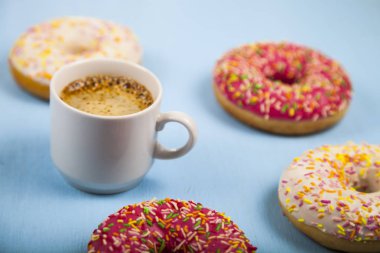 Çörek ve bir fincan kahve c