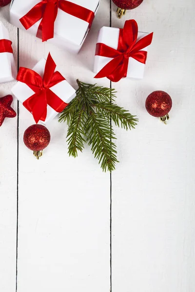 Dárky s červeným luky a vánoční ozdoby — Stock fotografie