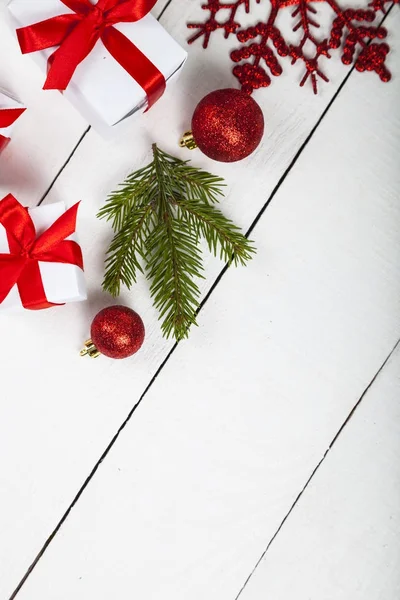 Hediyeler kırmızı ok ve Noel süsleri  