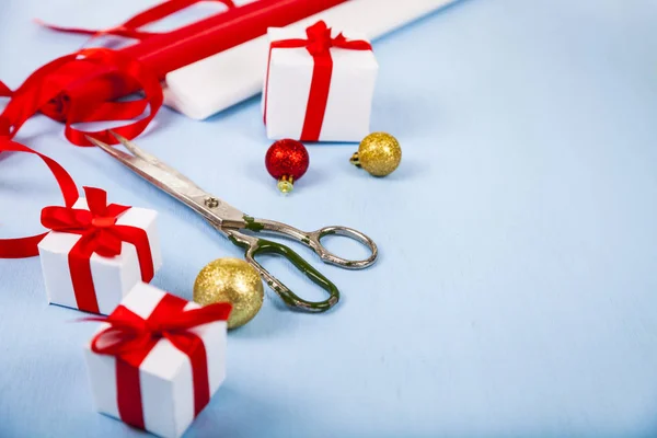 Verpakking van kerstcadeaus. — Stockfoto