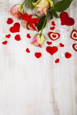 Pembe Gül, hediye ve kalpler