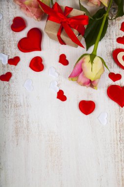 Pembe Gül, hediye ve kalpler