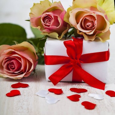 Pembe Gül, hediye ve kalpler